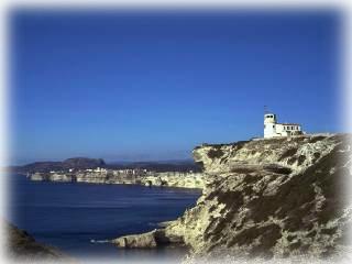 Der Leuchtturm Pertusato beherrscht die Strasse von Bonifacio.  -  Grossfoto durch anklicken