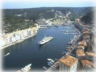 So leer ist der Hafen selten.   Und wesentlich mehr Stege als auf diesem Foto gibt es inzwischen auch.  -  Grossfoto durch anklicken