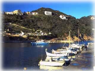 Blickrichtung NordWest - Das Foto ist alt.  Inzwischen  ist der Hafen wesentlich dichter besetzt.   -    Grossfoto durch anklicken