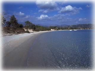 Der Strand von St. Cyprien  -  Blickrichtung Nord gegen den Gebirgsstock der Bavella   -   Grossfoto durch anklicken