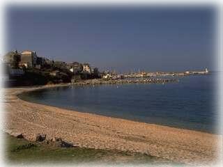 Blick vom Ende des Golfes Richtung Westen zum Hafen und zum Ausgang des Golfes.