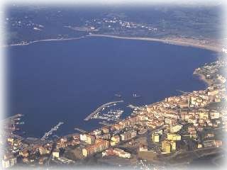 sehr gut gesch�tzt in einem sehr tiefen Golf;   -  Grossfoto durch anklicken