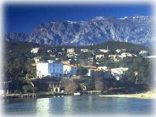 Unmittelbar neben dem Hafen m�ndet der Fluss Solenzara, mit dem Beiboot kann man weit hinein   -   Grossfoto durch anklicken
