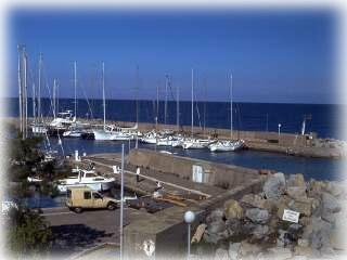 Ein kleiner Privathafen   -    Grossfoto durch anklicken